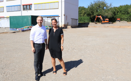 Die Fläche für den Erweiterungsbau ist bereit, wie sich Kreisbeigeordneter Jannik Marquart und Schulleiterin Silke Burhenne überzeugten.