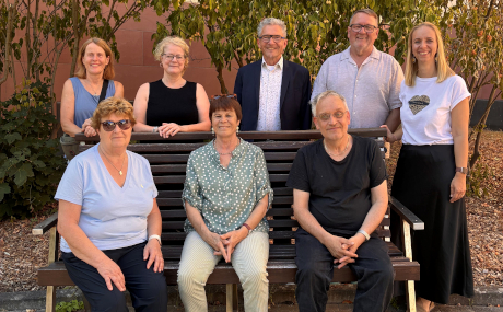 Dr. Wolfgang Lenz (hintere Reihe, Mitte) hat Berufungsurkunden an die Mitglieder der Unabhängigen Beschwerdestelle überreicht, hinten von links: Ellen Messerschmidt, Susanna Herchenhein, Bernd Kaltschnee, Lisa Hofmann (Amt für Gesundheit und Gefahrenabwehr); vorne von links: Vera Ziolkowski, Mechhild Drühe-Pachl und Michael Noll. Auf dem Foto fehlt Nicole Pranzl.