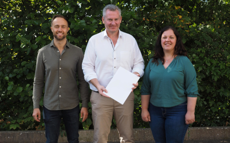 Hagen Hühn, Amt für Umwelt, Naturschutz und Ländlichen Raum, Erster Kreisbeigeordneter Andreas Hofmann und Marina Ilg, stellvertretende Leiterin des Regionalmanagements von SPESSARTregional e.V., stellen Projekte vor, die mit dem Regionabudget 2026 gefördert werden (v. l.).