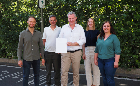 Hagen Hühn, Amt für Umwelt, Naturschutz und ländlichen Raum, Bernhard Mosbacher, Geschäftsführer der Spessart Tourismus und Marketing GmbH, Erster Kreisbeigeordneter Andreas Hofmann, Franziska Weber, stellvertretende Geschäftsführerin der Spessart Tourismus und Marketing GmbH, und Marina Ilg, stellvertretende Leiterin des Regionalmanagements SPESSARTregioal e. V., bei der Förderbescheidübergabe.