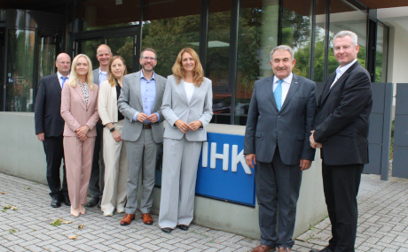 Die IHK- und die Kreisspitze besprachen aktuelle Themen aus der Wirtschaft und der Politik (von links): IHK-Hauptgeschäftsführer Dr. Gunther Quidde, Kerstin Oberhaus, Prof. Dr. Sven Spieckermann, Franziska Lösel, Landrat Thorsten Stolz, IHK-Präsidentin Natasha Rohde, Salih Tasdirek und Erster Kreisbeigeordneter Andreas Hofmann.