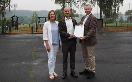 Erster Kreisbeigeordneter Andreas Hofmann (rechts) überreichte Bad Soden-Salmünsters Bürgermeister Dominik Brasch die Förderbescheide für die beiden Projekte in Alsberg und Ahl im Beisein von Katrin Hess, Leiterin des Amtes für Umwelt, Naturschutz und ländlichen Raum.