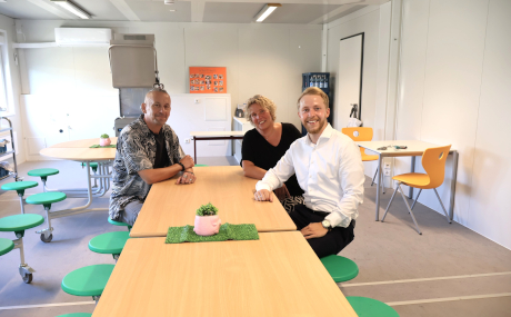 Unser Bild zeigt den Blick in den modularen Ersatzschulraum der Alten Dorfschule Gondsroth (von links): Axel Sack-Schulze, Schulleiterin Kerstin Steinert-Kehr und Schuldezernent Jannik Marquart. Dort nehmen die Kinder ihr Mittagessen ein und haben ihren Raum für Nachmittagsbetreuung.