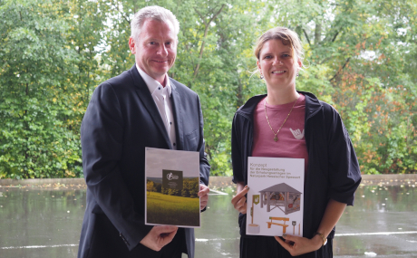 Annika Ludwig, Geschäftsführerin des Zweckverbandes Naturpark Hessischer Spessart e.V., übergab Evaluation und Gestaltungskonzept kürzlich an den Ersten Kreisbeigeordneten Andreas Hofmann.