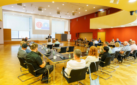 Beim Unternehmenstag Bevölkerungsschutz nahmen Vertreterinnen und Vertreter heimischer Unternehmen, der Kreisverwaltung und der Kommunen die Gelegenheit zum Austausch wahr.