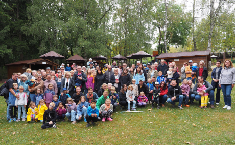 Gut gelaunt und bunt gemischt: Rund 100 Erwachsene und 110 Kinder nahmen am Sommerfest im Erlebnispark Steinau teil.