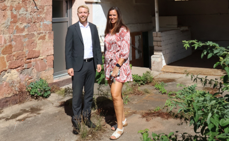 Kreisbeigeordneter Jannik Marquart und Schulleiterin Bianca Hundur erörtern die Möglichkeiten zur Nutzung des Nachbargrundstücks.