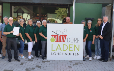 Erster Kreisbeigeordneter Andreas Hofmann (rechts) überreichte die Förderung an das engagierte Team rund um den Dorfladen Lohrhaupten.