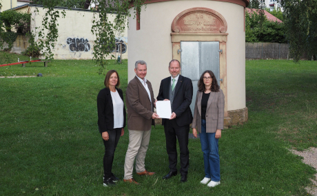 Katrin Hess, Leiterin des Amtes für Umwelt, Naturschutz und ländlichen Raum, Erster Kreisbeigeordneter Andreas Hofmann, Gelnhausens Bürgermeister Christian Litzinger und Jemina Dörr, Projektentwicklung und -umsetzung SPESSARTregional, bei der Übergabe des Förderbescheids auf dem Spielplatz am Mühlbachweg(von links).