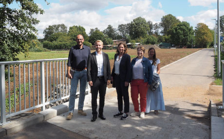 Kreisbeigeordneter Jannik Marquart (Zweiter von links) besuchte gemeinsam mit Matthias Eckhardt, Leiter des Amts für Schule, Bau und zentralen Service, Bruchköbels Bürgermeisterin Sylvia Braun, Schulleiterin Melanie Neumann und Konrektorin Sabine Reusert den Standort der neuen Brückenschule in Roßdorf (von links).