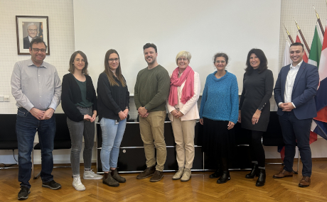 Die Mitwirkenden am Hitzeaktionsplan (von links): Jörg Mair (Ausschuss für Soziales, Familie, Senioren und Demographie), Viktoria Sopper (Amt für Soziale Förderung und Teilhabe), Svenja Schön (Geschäftsstelle der Kommunalen Gesundheitskonferenz), Karl Schrass (Amt für Umwelt, Naturschutz und ländlicher Raum), Silke Siekemeyer (Leiterin Staatliches Schulamt Hanau), Eleni Chaita und Birgit Dutiné (beide Jugendamt) sowie Robin Arlt (Amt für Gesundheit und Gefahrenabwehr).
