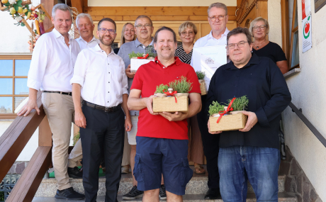 Erster Kreisbeigeordneter Andreas Hofmann, Stadtrat Jürgen Heil (Schlüchtern), Landrat Thorsten Stolz, Franziska Weber, Ulrich Wittenzellner, Thomas Emmel, Annerose Steiger, Hans Dieter Hausmann, Reiner Erdt (Gasthaus Krone) und Andrea Wittenzellner.