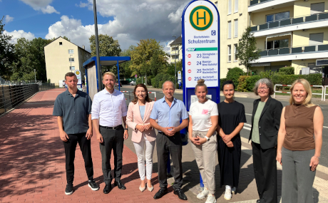 Ein mehr als doppelt so breiter Wartebereich an der Haltstelle Schulzentrum bringt mehr Sicherheit. Das Foto zeigt von links Markus Kaiser (SVM), Erster Kreisbeigeordneter Jannik Marquart, Bürgermeisterin Monika Böttcher, Schulleiter Claus Wörn (Albert-Einstein-Gymnasium), Schulleiterin Stefanie Thor (Erich-Kästner-Schule), Saskia Heber (Albert-Einstein-Gymnasium), Martina Stegemann und Anja Preuß (je KVG).