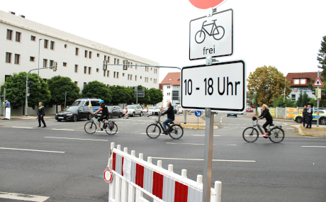Die Einsatzkräfte der Polizei kontrollierten an den Verkehrsschleusen und sorgten für die sichere Durchfahrt der nicht-motorisierten – wie auch der motorisierten – Verkehrsteilnehmer.