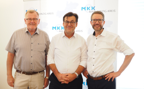 Landrat Thorsten Stolz tauschte sich mit dem neuen Vorsitzenden des Betreuungsvereins Main-Kinzig, Andreas Hautzinger (Mitte), und dessen Vorgänger im Amt, Gerhard Kleespies links), aus.