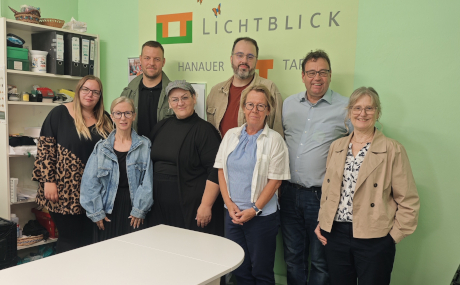 Glückwünsche zur bestandenen Ausbildung und einem guten Berufseinstieg (hintere Reihe von links): Florian Vaupel (AQA), Markus Kriner und Jörg Mair (jeweils Lichtblick); vordere Reihe: Mareike Frischkorn, Gordana Herzberger-Kapetanic, Sevgi Ceyhan, Annette Geier-Neugenauer (jeweils Lichtblick) und Helmtrud Abs (AQA).