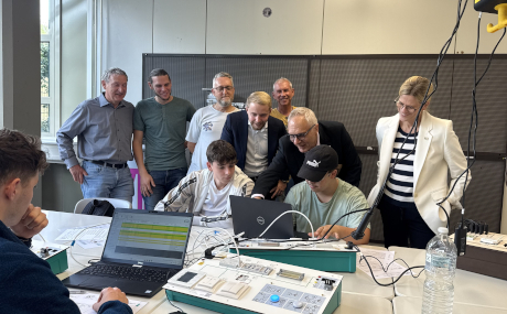 Die neue KNX-Technik befindet sich an den Beruflichen Schulen bereits im Einsatz, wie die Auszubildenden den Gästen im Unterricht zeigten (stehend von links): Edgar Mans (Abteilungsleiter), Michael Sauer (Elektrotechnik-Lehrkraft), Kai Reul (Fachbereichskoordinator Elektrotechnik), Kreisschuldezernent Jannik Marquart, Michael Wiederspahn (Elektrotechnik-Lehrkraft), Rainer Flach (Schulleiter) und Claudia Abend (stv. Schulleiterin).