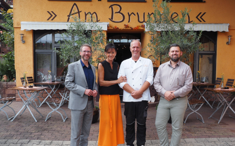 Der Gasthof „Am Brunnen“ in Mottgers gehört zu den „Besten Dorfgasthäusern Hessens“: Landrat Thorsten Stolz (links) und Sinntals Bürgermeister Thomas Henfling (rechts) gratulieren Johanna und Harald Knobel zu der Auszeichnung.