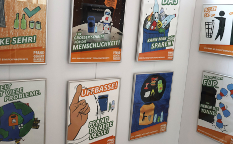 Klassen der Jahrgangsstufe 7 des Grimmelshausen-Gymnasiums haben zur Aktion „Pfand gehört daneben“ eine Plakatkampagne entwickelt.