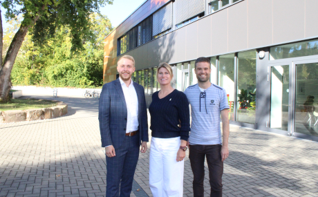 Vor der Abfahrt nach Berlin hatte Schuldezernent Jannik Marquart der Schulleiterin Angela Kirchhoff und Simon Marx, Lehrkraft am LOG und Organisator des Wettbewerbsprozesses (von links), noch die besten Wünsche fürs Finale übermittelt – nun landete das LOG tatsächlich unter den besten sechs Schulen Deutschlands.