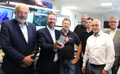 Ein zusätzlicher Kommunikationsweg in schweren Unwetterlagen: Lothar Liesen (Firma BTC), Landrat Thorsten Stolz, Manuel Hack, Michael Tumbrägel, Yannik Piston, Reiner Kaul (jeweils Leitstelle) und Dr. Wolfgang Lenz, Leiter des Amts für Gesundheit und Gefahrenabwehr stellen das Angebot „KeinNotfall“ vor (von links).
