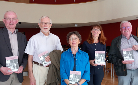 Unser Bild entstand bei der Präsentation des Heimatjahrbuchs 2027 für Gelnhausen. Es zeigt (von links): Heinz Breitenbach, Heinrich Georg Semmel, Marion Göttling-Fuchs, Christine Raedler und Kurt Hanselmann.
