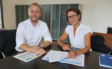 Erster Kreisbeigeordneter und Schuldezernent Jannik Marquart im Gespräch mit Britta Bergmann, der neuen Leiterin der Eugen-Kaiser-Schule in Hanau.