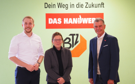 Das Berufsbildungs- und Technologiezentrum der Kreishandwerkerschaft Hanau erhält vom Main-Kinzig-Kreis einen Zuschuss in Höhe von 12.000 Euro: Erster Kreisbeigeordneter Jannik Marquart, BTZ-Leiterin Nicole Laupus und Kreishandwerksmeister Martin Gutmann (von links).