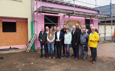 Richtfest mit Erstem Kreisbeigeordneten Jannik Marquart (Fünfter von links), Schulleiterin Susanne Croce (Vierte von links), Nidderaus Bürgermeister Andreas Bär (Sechster von rechts), Zimmermann Christian Schirmer (Sechster von links) und vielen Gästen an der Paul-Maar-Schule in Eichen.