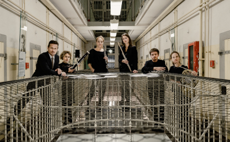 Roman Knižka und Bläserquintett OPUS 45 sind erneut zu Gast in Gelnhausen mit einem nachdenklichen und unterhaltsamen Programm.
