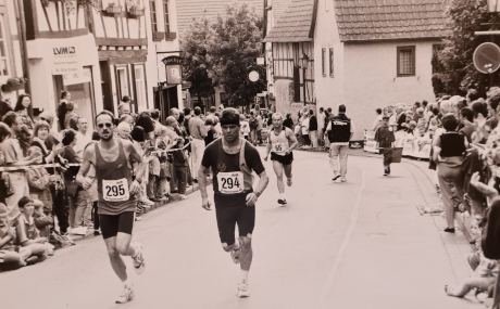 Gerald Helfrich beim Zieleinlauf 1998 (Startnummer 66).
