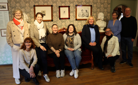 Unser Bild zeigt (von links): AQA-Geschäftsführerin Helmtrud Abs, Christine Rädler (Leiterin des Zentrums für Regionalgeschichte des Main-Kinzig-Kreises), Stefanie Dallmann (Museumsleiterin), Nina Vaupotic (lockergrillen.de), Annika Schwiderski (Druck- und Pressehaus Naumann), Margot Dernesch (Märchenerzählerin), Detlev Nyga und Claudia Brunnert (beide Brüder-Grimm-Festspiele), Markus Spahn (Kreissparkasse Gelnhausen).