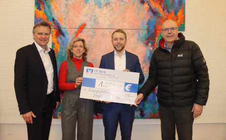 Unser Bild zeigt Dirk Niedoba (BiP-Geschäftsführer), Dr. Corina Zeller (BiP-Fachbereichsleiterin Fremdsprachen und Frühpädagogik), Kreisbeigeordneter und Bildungsdezernent Jannik Marquart sowie Norbert Ross (Vorsitzender Main-Kinzig- und Oberhessen-Stiftung, von links).