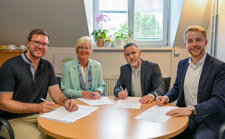 Hanaus Bürgermeister Dr. Maximilian Bieri, Silke Siekemeyer, Leiterin des Staatlichen Schulamts für den Main-Kinzig-Kreis und die Stadt Hanau,  Jannik Marquart, Schuldezernent des Main-Kinzig-Kreises und Oliver Dainow, Geschäftsführer der Jüdischen Gemeinde Hanau
