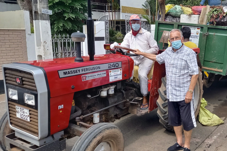 Der vom Kreisausschuss des Main-Kinzig-Kreises finanzierter Traktor wird von der Stadt Beruwala für die Müllabfuhr eingesetzt.