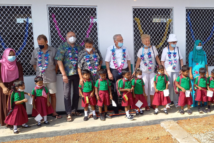 Vor dem neuen Kindergarten in Pannila reihten sich die Kinder vor Karl Eyerkaufer, seiner Frau Marion sowie Matthias Zach und Ursule Conen ein.