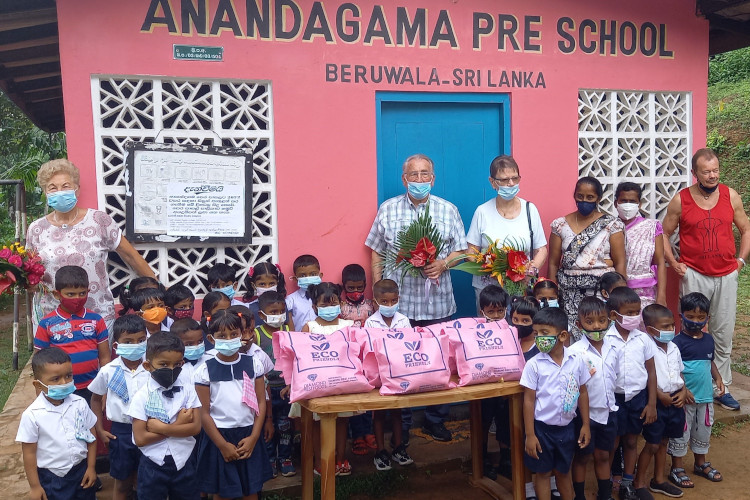 Das Bild entstand bei der Übergabe einer Lebensmittelspende an den Anandagama-Kindergarten in Beruwala.