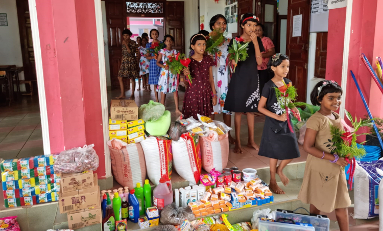 Unser Bild zeigt die Übergabe der Lebensmittel an das Waisenhaus für Mädchen in Pahalage. 