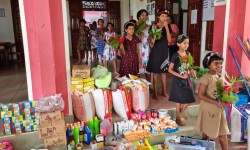 Unser Bild zeigt die Übergabe der Lebensmittel an das Waisenhaus für Mädchen in Pahalage. 