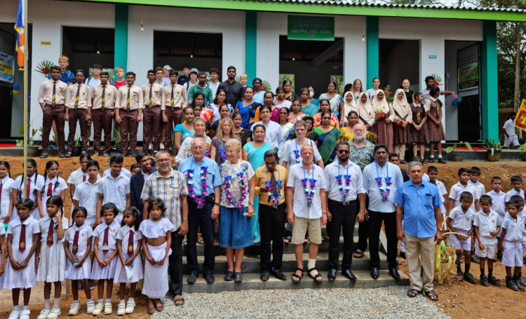 Unser Bild zeigt die Übergabe des neuen Schulgebäudes für die Aluthgamgoda Junior School.