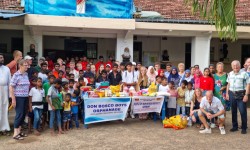 Unser Bild zeigt die Übergabe der Lebensmittelspende an das Waisenhaus Don Bosco.