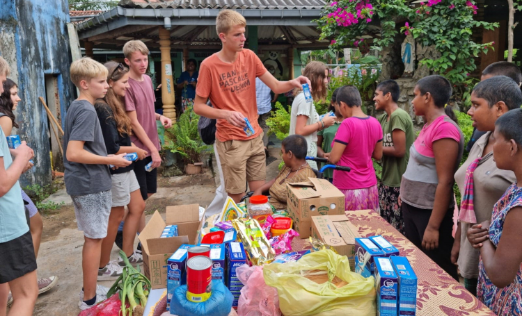 Unser Bild zeigt Schüler und Schülerinnen aus Maintal, die bei der Verteilung der Lebensmittel im Waisenhaus St. Vincent helfen.