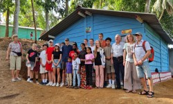 Aus Spenden, die von den Schülerinnen und Schülern des Albert-Einstein-Gymnasiums aus Maintal gesammelt haben, wurde der Bau eines neuen Wohnhauses finanziert.