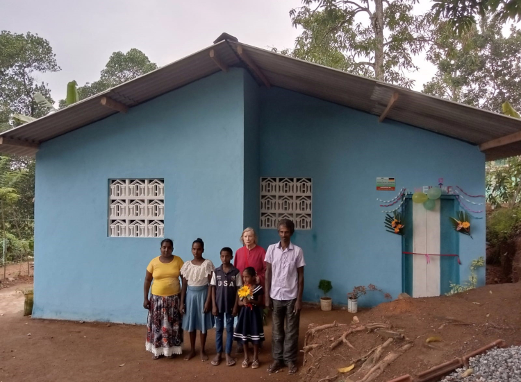 Für die Tsunamiopfer wurden inzwischen  372 Häuser errichtet, meist Holzhäuser, vereinzelt aber auch Steinhäuser. Hier bezieht Familie Piyalal ihr neues Haus im Vorort Maggona von Beruwala. 