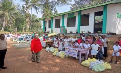 140 arme Eltern der Schülerinnen und Schüler der Aluthgamgoda Junior School  erhielten Lebensmittelpakete. Das Schulgebäude wurde über die Hilfsaktion „Main-Kinzig-Kreis hilft Beruwala“ im vergangenen Jahr errichtet. 