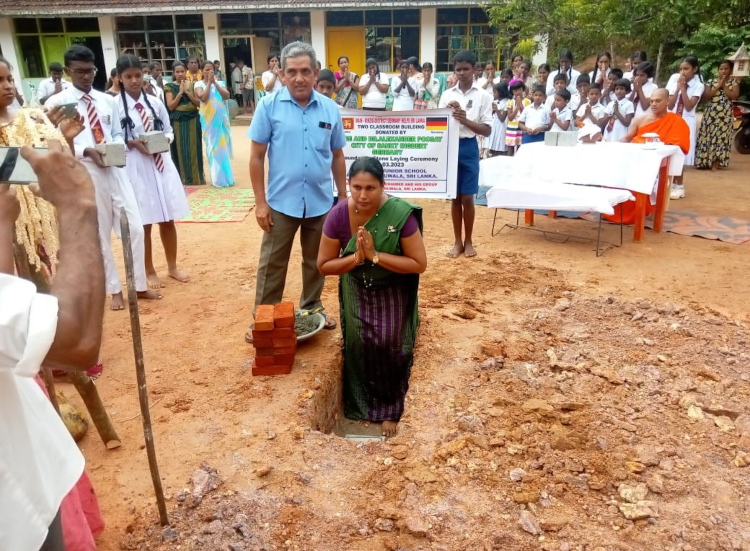 Bei der Grundsteinlegung für ein neues Schulgebäude der Kalawila-Junior-School durch die Schulleiterin Mrs. Hettiarachchi und dem Koordinator der Hilfe für Beruwala, Mr. Irsan..